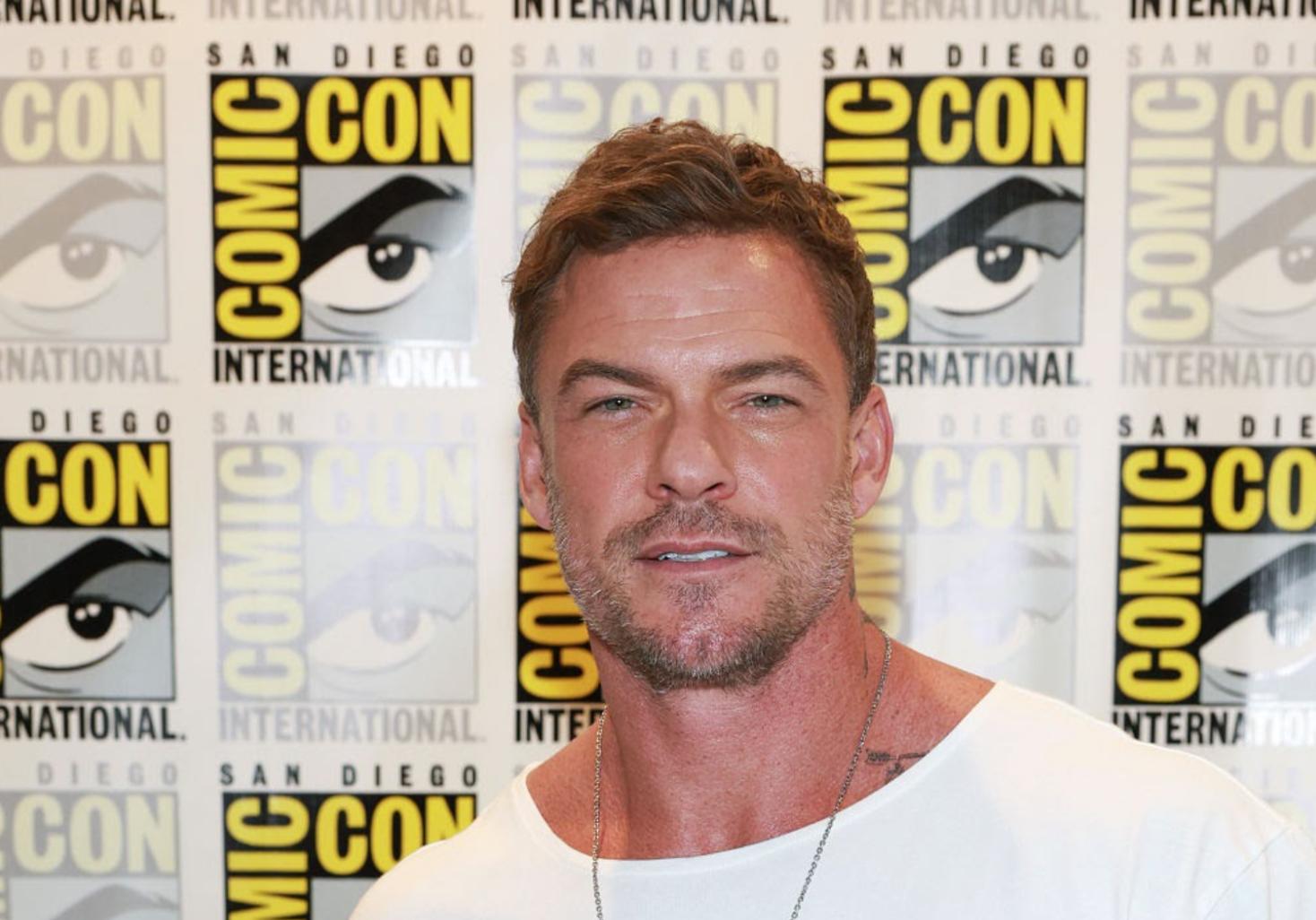 Alan Ritchson en DC: Peter Safran confirma reuniones pero aleja a Batman